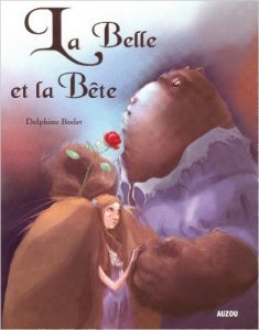 L'histoire de la belle et la bête simplifiée pour les enfants. Le père de Belle s'égare dans un château et se retrouve prisonnier de la Bête. Il est libéré en échange de l'une de ses filles. Belle se porte volontaire et, triste, elle se rend au château pour vivre auprès de la Bête. Mais ce château est enchanté, tous ses habitants sont gentils et accueillants. Même la Bête se révèle agréable. Or, chaque jour elle lui demande de l'épouser. Mais un jour, Belle voit, dans un miroir, son père malade. Elle a l'autorisation de le voir quelques jours. Or, à cause de ses sœurs jalouses, Belle revient trop tard et la Bête se meurt. A ce moment, Belle lui avoue son amour. La Bête devient alors un beau prince. Une belle histoire d'amour. Les dessins sont un peu décevants car les personnages ne sont pas très beaux, ce qui est dommage "La Belle et la bête" un conte initiatique concernant une blessures émotionnelles intense : La peur du rejet !