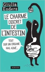 Giulia Enders, jeune doctorante et nouvelle star allemande de la médecine, rend ici compte des dernières découvertes sur un organe sous-estimé. Elle explique le rôle que jouent notre "deuxième cerveau" et son microbiote (l'ensemble des organismes l'habitant) dans des problèmes tels que le surpoids, la dépression, la maladie de Parkinson, les allergies... Illustré avec beaucoup d'humour par la sœur de l'auteur, cet essai fait l'éloge d'un organe relégué dans le coin tabou de notre conscience. Avec enthousiasme, Giulia Enders invite à changer de comportement alimentaire, à éviter certains médicaments et à appliquer quelques règles très concrètes pour faire du bien à son ventre. Véritable phénomène de librairie, Le Charme discret de l'intestin s'est vendu à 950 000 exemplaires en Allemagne et sera publié dans 26 pays. fibromyalgie : Le charme discret de l'intestin : Tout sur un organe mal aimé par Giulia Enders