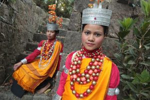 La plus grande société matrilinéaire de lad planète après les Minangkabau d’Indonésie, la société Khasi compte 5 millions d’âmes. C’est la population du district unifié des montagnes Khasi de l’État autonome du Meghalaya, dans le nord-est de l’Inde Deux femmes indiennes Khasis en habit traditionnel