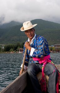 Sociétés matriarcales : un homme Na Hsi, Le terme « Moso » désignait anciennement tous les Naxi ; il est maintenant repris par un sous-groupe, essentiellement les habitants de Yongning et des bords du lac Lugu, qui souhaitent souligner les différences entre eux et les Naxi, désormais patriarcaux.