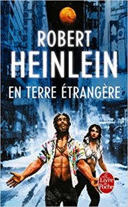 Les membres de la première expédition vers Mars périrent tous. Sauf Valentin Michaël Smith. Né sur Mars, élevé par les Martiens, puis ramené sur Terre à vingt ans. Physiquement, Valentin Michaël Smith est humain. Mentalement, il est martien. La seule analogie qui convienne pour le définir est celle des enfants-loups. Mais les Martiens ne sont pas des loups. Leur culture est plus riche que celle des Terriens. polyamour-en-terre-etrangere