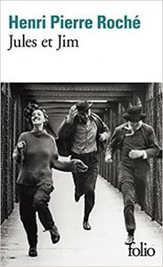" Il y a une chanson dans le film : elle s'appelle Le Tourbillon de la vie ; elle en indique le ton et en révèle la clé... Jules et Jim est un hymne à la vie... C'est également une histoire sur l'amour, avec cette idée que le couple n'étant pas toujours une notion réussie, satisfaisante, il semble légitime de chercher une morale différente, d'autres modes de vie, bien que tous ces arrangements soient voués à l'échec. F-T Polyamour : Le roman "Jules et Jim" mis en scène sous le titre éponyme par Truffaut est une ode au polyamour et à la liberté