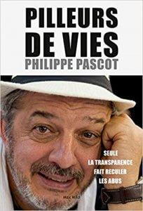 Philippe PASCOT recense et explique les raisons pour lesquels les citoyens ont perdu espoir. Après les avantages illicites (Délits d'élus, Du Goudron et des Plumes) et les privilèges légaux mais immoraux (Pilleurs d'Etat, Allez presque tous vous faire...) dont bénéficient nos élus, Philippe PASCOT s'attaque aux lobbies et aux entreprises qui achètent, manipulent ou abusent des politiques. Délits d'élus, mon Carré de Sable Le nouveau livre de Philippe Pascot : Pilleurs de vies