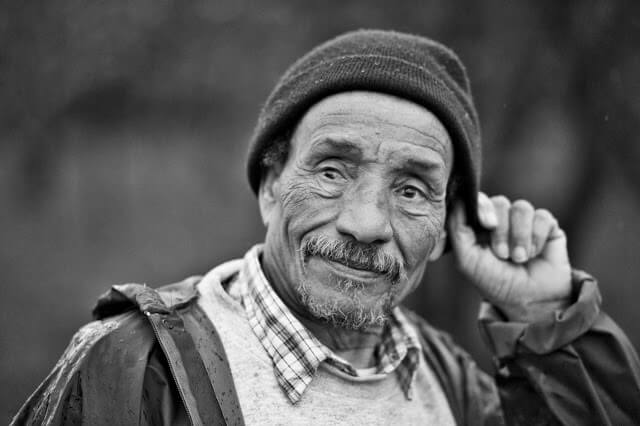 Pierre Rabhi est né en 1938 dans une famille musulmane de Kenadsa, près de Colomb-Béchar, une oasis dans le sud de l'Algérie. Sa mère meurt alors qu'il est âgé de 4 ans. Ses frères vivent à Béchar et Kenadsa. Son père, forgeron, musicien et poète le confie à l'âge de 5 ans à un couple de Français, un ingénieur et une institutrice, venus travailler dans les houillères du Sud Oranais dans son village natal. Plus tard, son père est contraint de fermer son atelier et de travailler à la mine, ce qui marque la réflexion et la pensée de son fils.