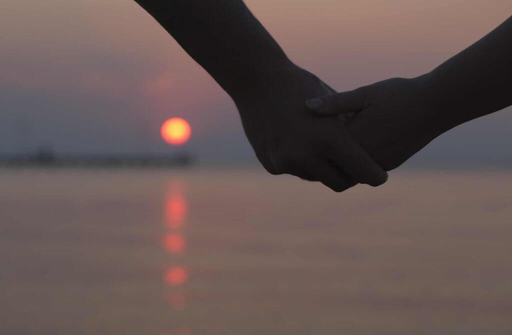 Un amour dans le soir, Aux heures crépusculaires Ressucite l'histoire Des amours printanières. Il n'est pas d'autre amour, D"hier ou d'aujourd'hui, Qu'un soleil, un grand jour, Quand on croyait finis Les battements du coeur, L'attente d'une voix, Et la tendre chaleur Blottie entre ses bras... Il s'est pas de saison Et n'il n'y a pas d'age Pour perdre la raison Pour de nouveaux voyages... Autant que la vie bat Au rythme d'un désir, Au risque d'un joie, Au risque d'en mourir. L’amour crépusculaire, un amour tranquille...