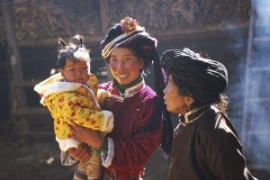 3 générations de femmes Moso, Les Moso, ou Mosuo, forment un sous groupe des Naxis [Na-hsi]. Appelés ainsi par le gouvernement chinois, et se nommant eux même Na, c’est l’une des plus petites minorités ethniques de Chine.