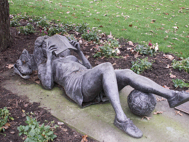 Vous qui aimez les livres  "Certaines personnes ne peuvent imaginer un monde sans oiseau ; d’autres ne peuvent s’imaginer un monde sans eau ; pour ma part, je suis incapable d’imaginer un monde sans livres." (Jorge Luis Borges)