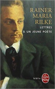 Dans ces dix lettres écrites de 1903 à 1908, le poète Rainer Maria Rilke s’adresse à un jeune homme féru de poésie et lui demandant conseil. Ce texte est considéré par beaucoup comme un véritable » guide spirituel « . Dans ces lettres célèbres, j’ai découvert un texte qui touche profondément par sa justesse et son humilité.