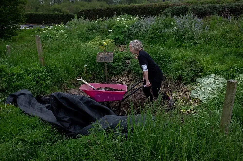 Le "Findhorn Ecovillage", situé dans la baie de Findhorn, au nord de l’Écosse est le lieu où les idées de l'association sont mises en applicatio par une communauté spirituelle internationale