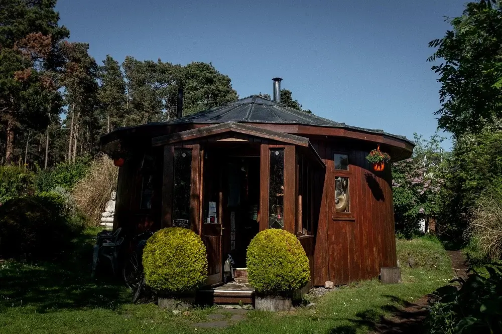 Le "Findhorn Ecovillage", situé dans la baie de Findhorn, au nord de l’Écosse est le lieu où les idées de l'association sont mises en applicatio par une communauté spirituelle internationale