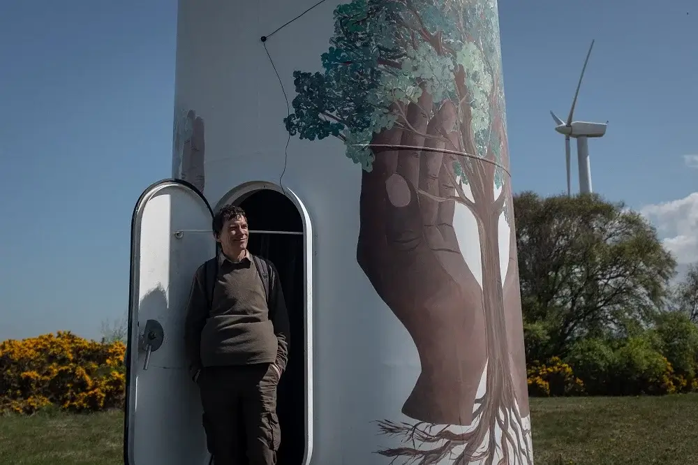 Le "Findhorn Ecovillage", situé dans la baie de Findhorn, au nord de l’Écosse est le lieu où les idées de l'association sont mises en applicatio par une communauté spirituelle internationale