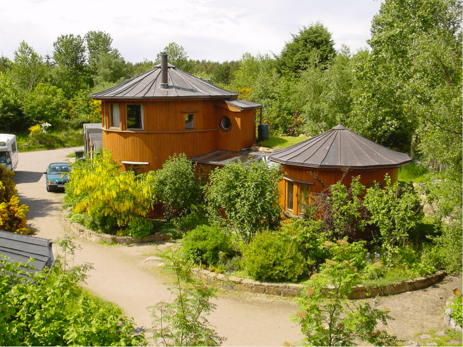 Le "Findhorn Ecovillage", situé dans la baie de Findhorn, au nord de l’Écosse est le lieu où les idées de l'association sont mises en applicatio par une communauté spirituelle internationale