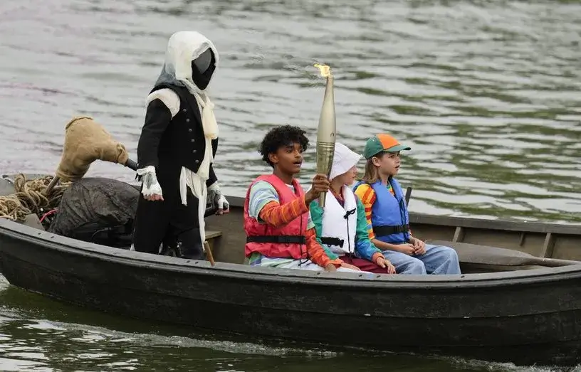Cérémonie des JO : 3 enfants amenés par le Passeur Charon symbolique de la Mort : on ne retrouvera pas ces enfants impressions-ceremonie-j.o.-mon-carre-de-sable