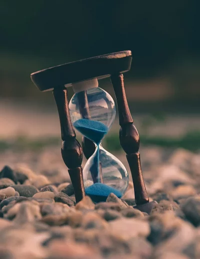 ans les dystopies classiques 1984 et Le Meilleur des mondes, le passé est effacé par dessein. Winston revise les archives pour les aligner sur le récit officiel, qui évolue constamment. Dans le futurisme d’Aldous Huxley, les bébés naissent de machines, et l’idée d’une naissance naturelle est choquante. Une mentalité vers laquelle semble vouloir nous guider le transhumanisme !