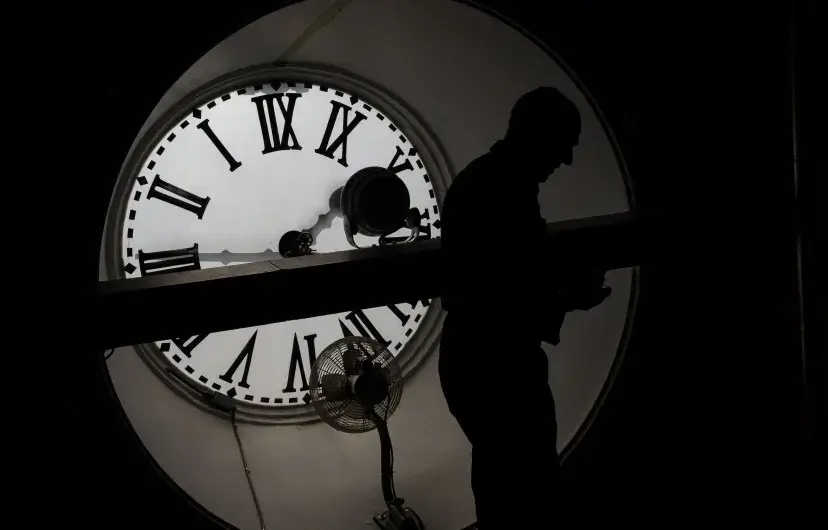 ans les dystopies classiques 1984 et Le Meilleur des mondes, le passé est effacé par dessein. Winston revise les archives pour les aligner sur le récit officiel, qui évolue constamment. Dans le futurisme d’Aldous Huxley, les bébés naissent de machines, et l’idée d’une naissance naturelle est choquante. Une mentalité vers laquelle semble vouloir nous guider le transhumanisme !