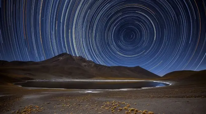 Le désert d’Atacama est un texte que j’ai écrit pour une magnifique exposition de 53 œuvres uniques et originales spécialement crées par l’artiste Marjolein Dallinga pour une exposition en 2015 au Chili : Lien vers le site de Marjolein Dallinga : BLOOMFELT